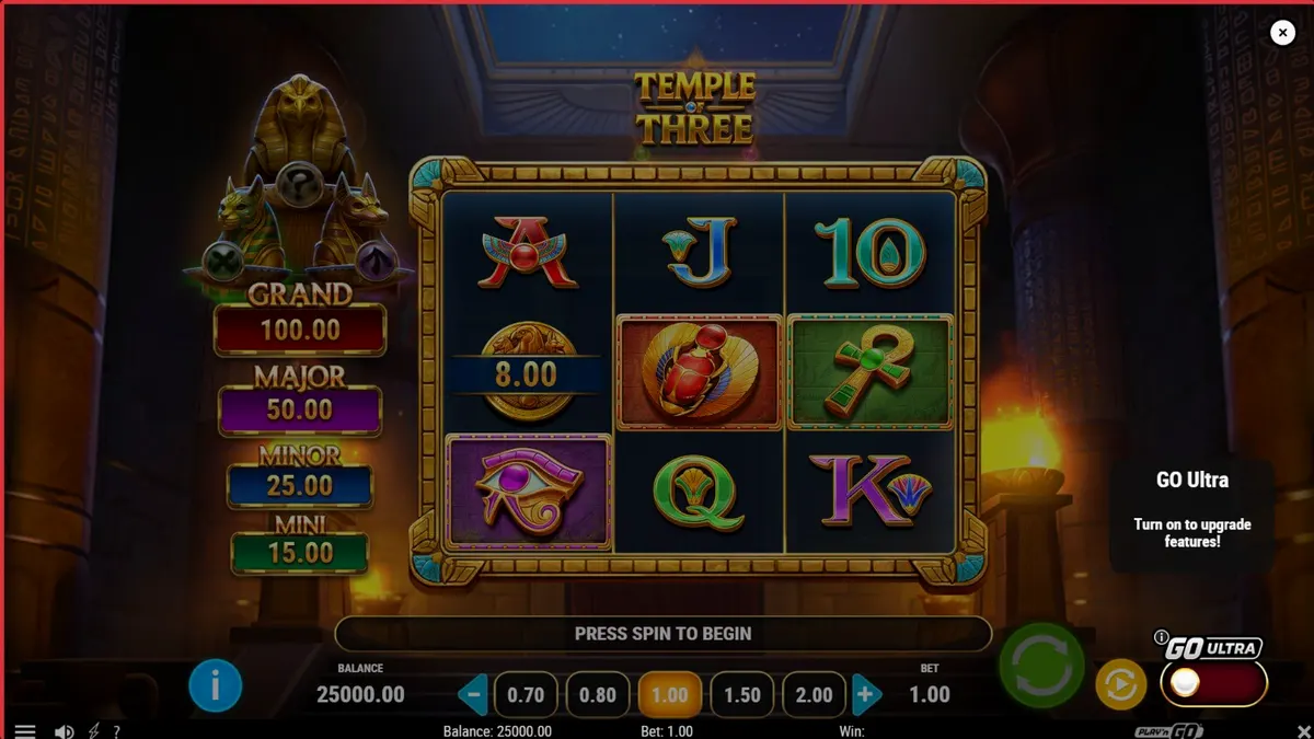 Isang mahiwagang eksena sa loob ng libingan ng Temple of Three slot na may mga gintong estatwa ng diyos.